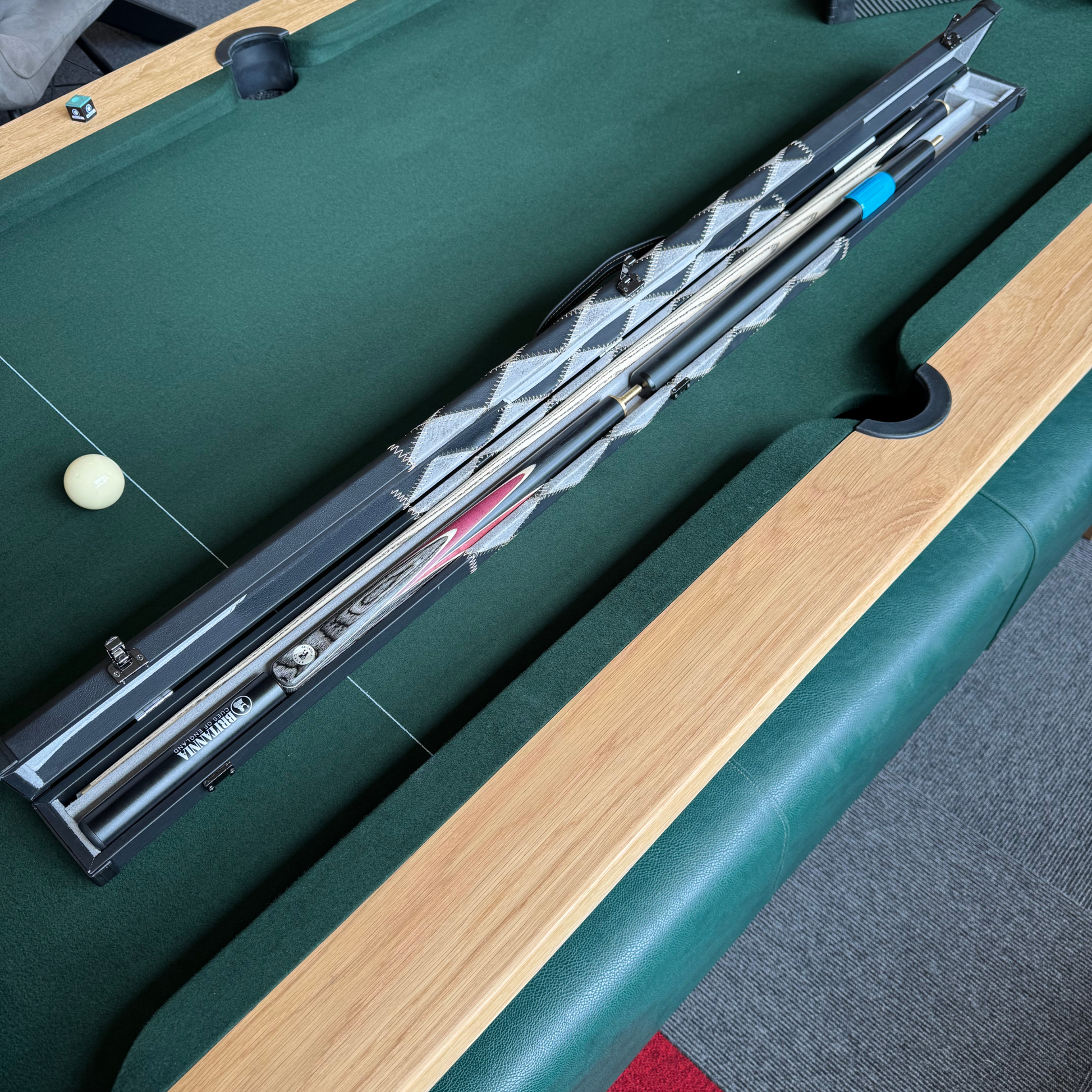 Britannia Lance 58" 3/4 Cue & Grey Britannia Diamond Case Set