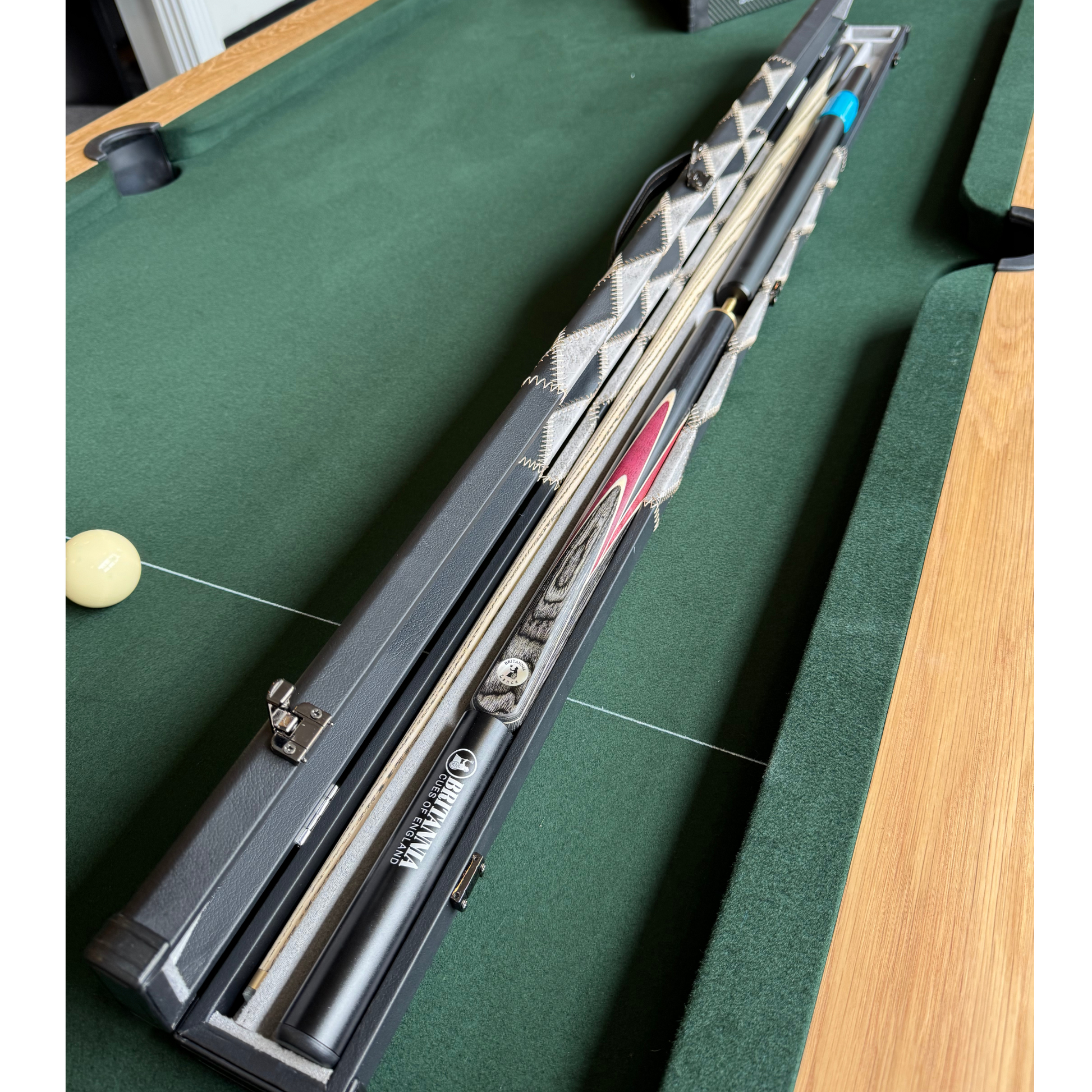 Britannia Lance 58" 3/4 Cue & Grey Britannia Diamond Case Set