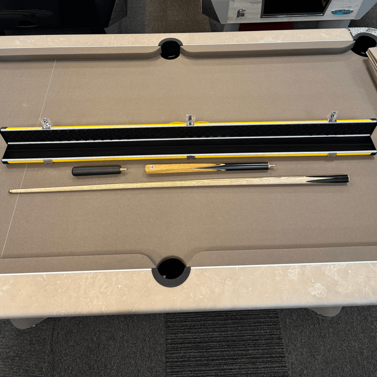 Peradon King 3/4 Cue (Heavy 18.5 to 21oz) and Halo Case Package