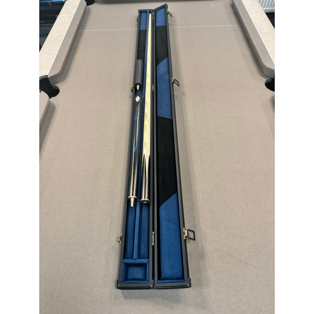 Peradon York 3/4 Cue (Heavy 18.5 to 21oz) and Clubman Case Package