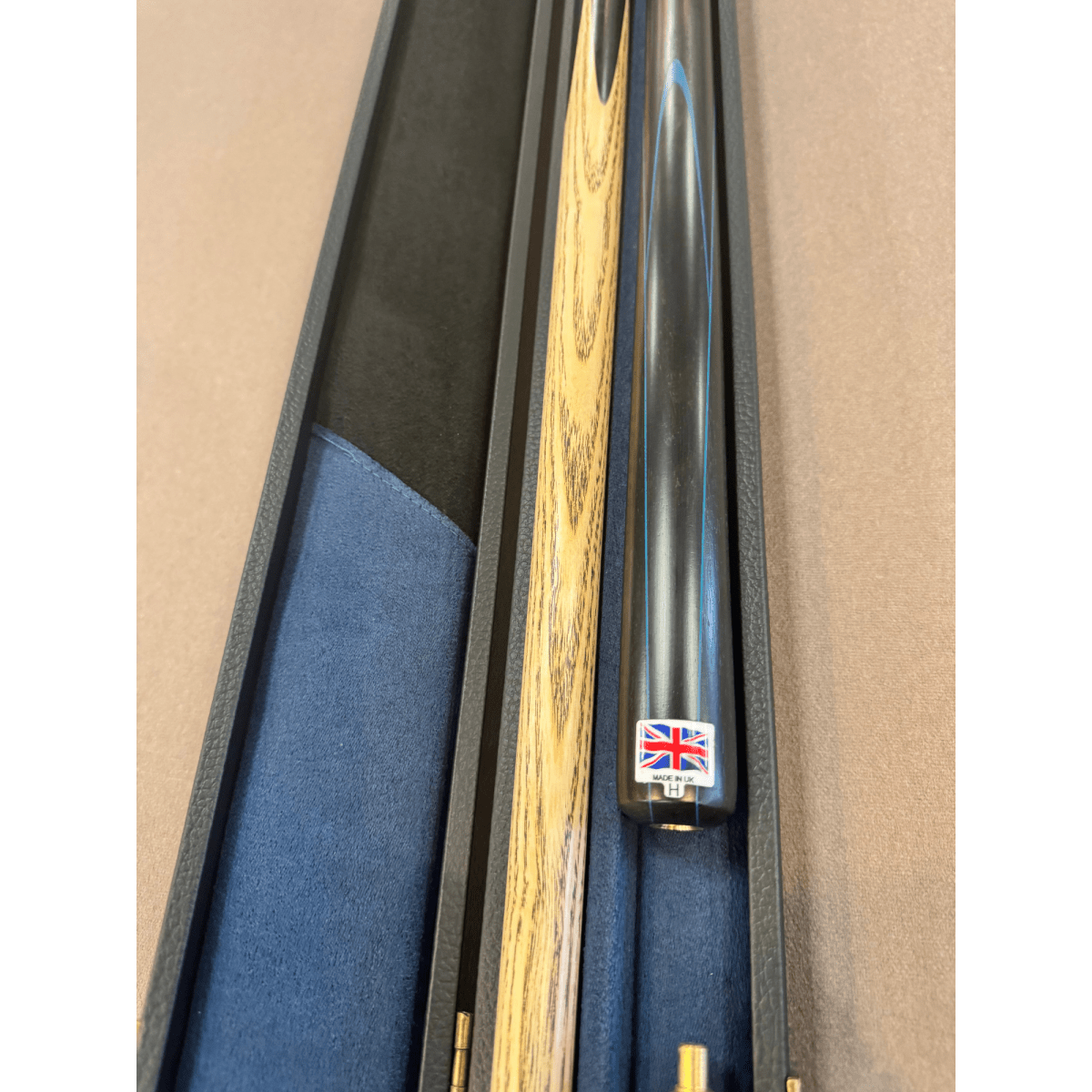 Peradon York 3/4 Cue (Heavy 18.5 to 21oz) and Clubman Case Package